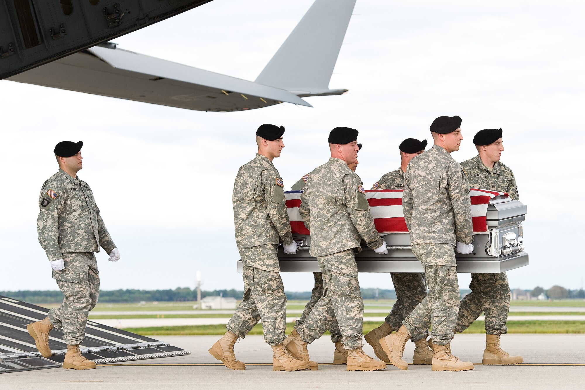 A U.S. Army carry team transfers the remains of Army Sgt. 1st Class Andrew T. Weathers of DeRidder, La., Oct. 4, 2014 at Dover Air Force Base, Del. Weathers was assigned to 2nd Battalion, 7th Special Forces Group (Airborne), Eglin Air Force Base, Fla. (U.S. Air Force photo/Roland Balik)