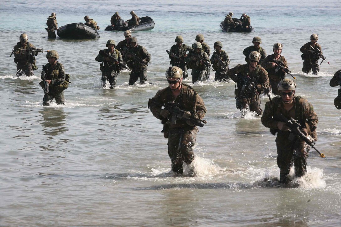 Philippine, US Marines sharpen Amphibious Operations during PHIBLEX 2015