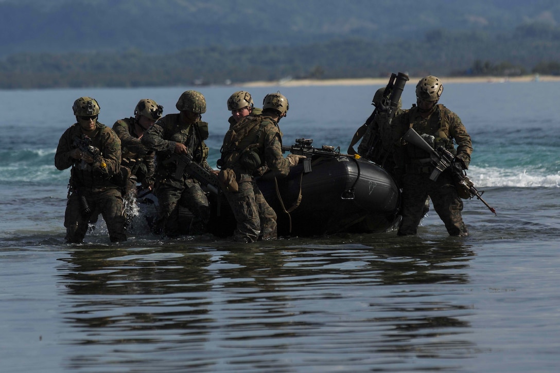 Philippine, US Marines sharpen Amphibious Operations during PHIBLEX 2015