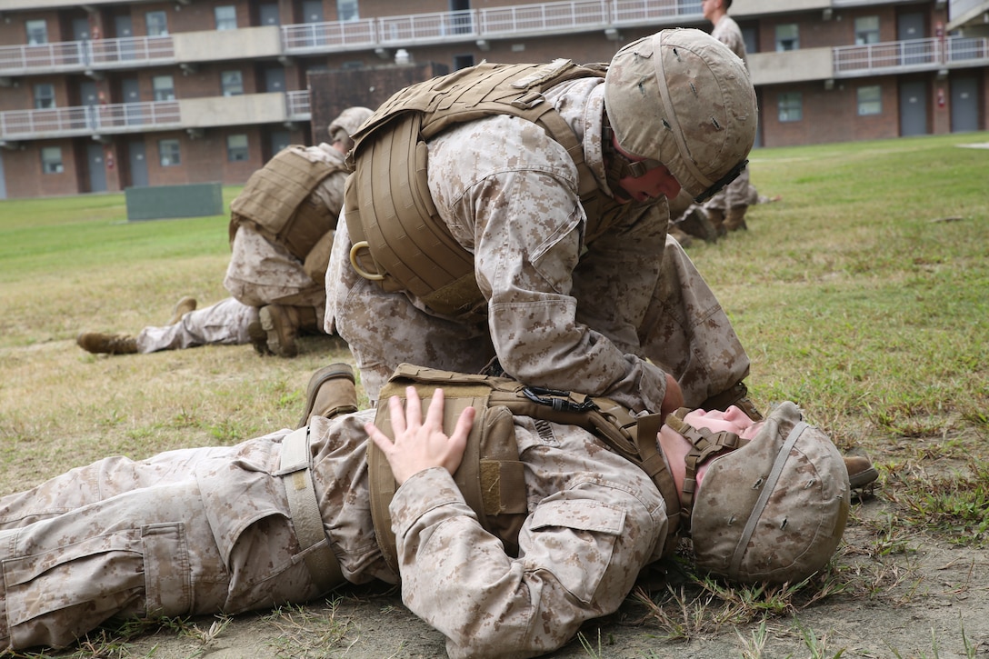 Combat lifesaver course teaches Integrated Task Force Marines ...