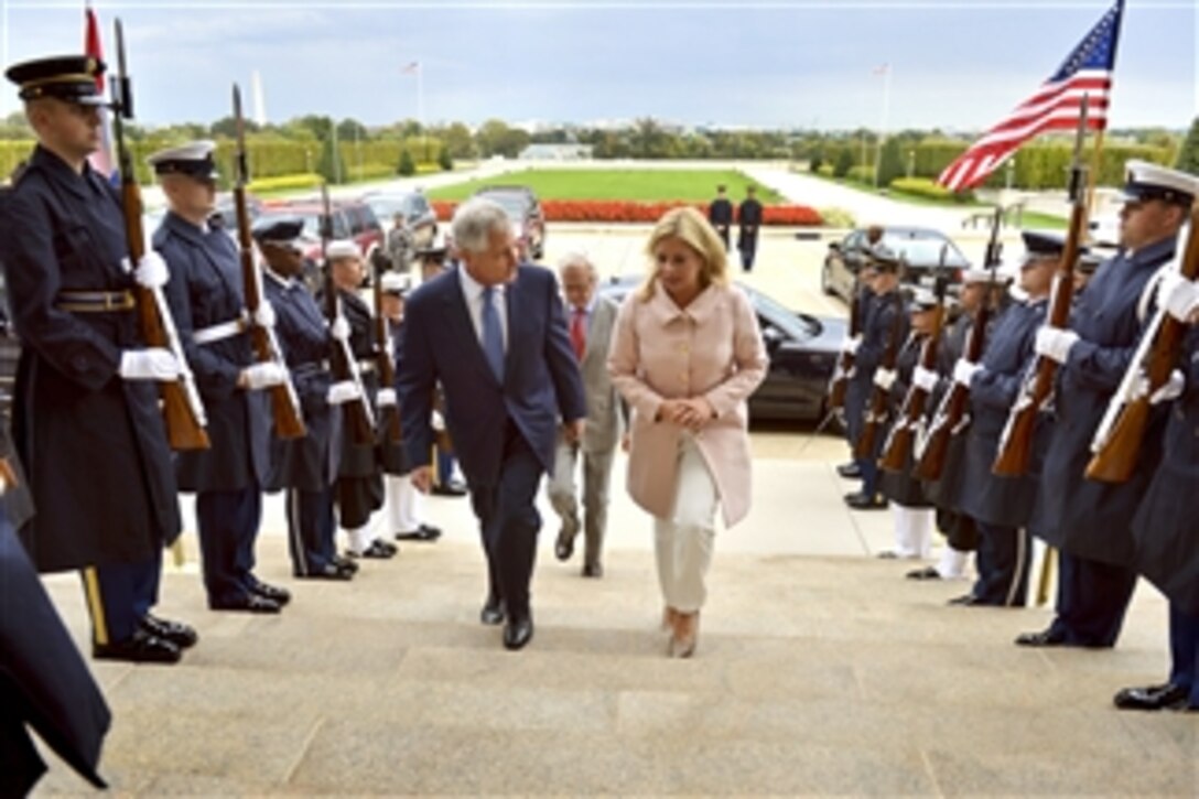 U.S. Defense Secretary Chuck Hagel hosts an honor cordon to welcome Dutch Defense Minister Jeanine Hennis-Plasschaert to the Pentagon, Oct. 7, 2014.The two leaders met to discuss issues of mutual importance. 
