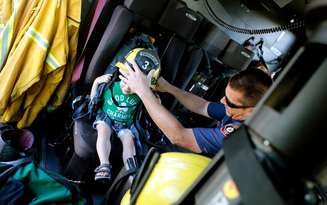 Families and local emergency responders met at De Luz Housing community center October 7 for the National Night Out. The National Night Out is an evening where emergency first responders and families come together, to get the community and children more involved with the fire fighters, police officers and other responders. 
