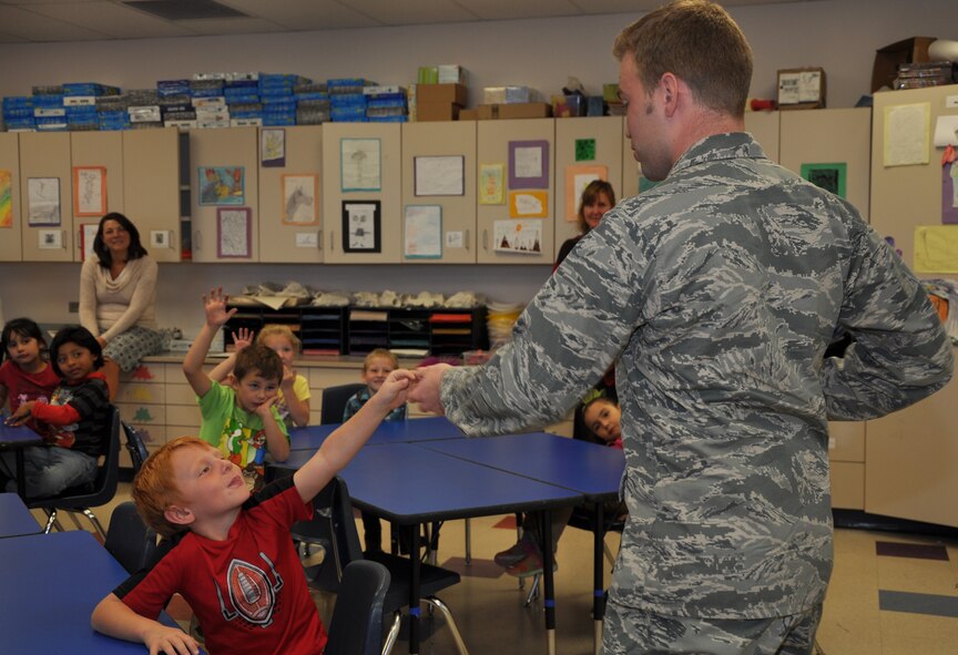 Second Lt. Stephen Bittner, 50th Contracting Squadron, interacts with Ellicott Elementary School students Oct. 7, 2014, in Ellicott, Colo. Bittner volunteered to teach students about what it means to be a veteran to assist them with their Veterans Day 2014 poster contest. (Air Force photo/Senior Airman Naomi Griego)