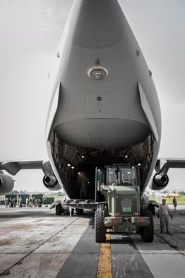 Aerial porters from the Kentucky Air National Guard’s 123rd Contingency Response Group off-load the unit’s gear from a Mississippi Air National Guard C-17 Globemaster III at Léopold Sédar Senghor International Airport in Dakar, Senegal, Oct. 4, 2014, in support of Operation United Assistance. More than 70 Kentucky Airmen arrived with the gear to stand up an Intermediate Staging Base at the airport that will funnel humanitarian supplies and equipment into West Africa as part of the international effort to fight Ebola. (U.S. Air National Guard photo by Maj. Dale Greer)