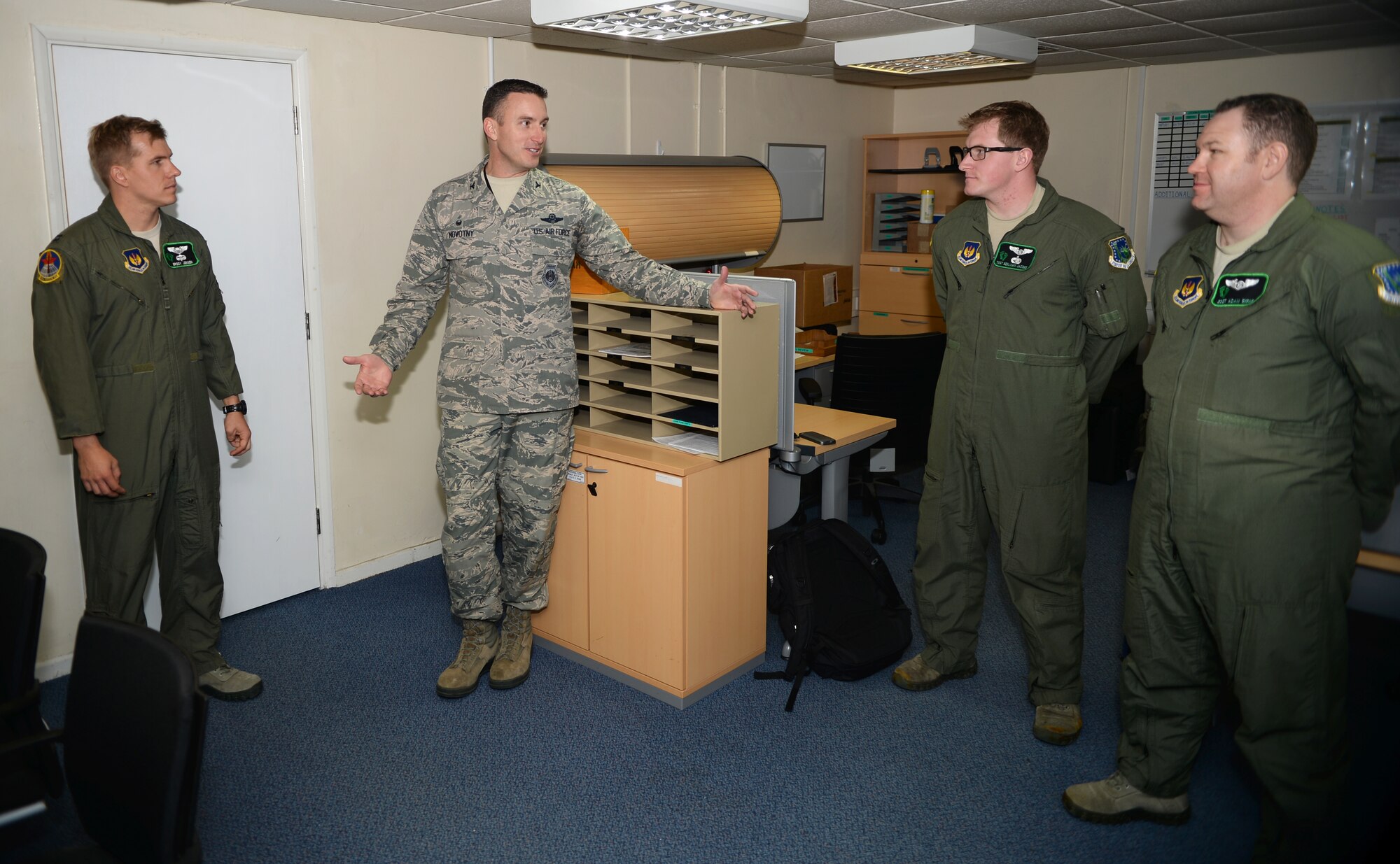 Col. Robert Novotny, 48th Fighter Wing commander, says “thank you” to members of the 56th Rescue Squadron on Royal Air Force Lakenheath, England, Oct. 9, 2014. Airmen from the 56th RQS picked up a pilot and returned him safely to RAF Lakenheath in a timely manner after a pilot ejected from an F-15D Eagle on Oct. 8, 2014. (U.S. Air force photo by Staff Sgt. Emerson Nuñez/Released)