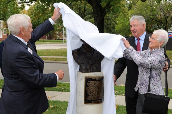 Retired Gen. Arthur Lichte, left, assists former Air Force Chief of Staff Gen. Ronald R. Fogleman and his wife, Miss Jane, as they unveil Fogleman's bust during a ceremony at the Airlift/Tanker Association's Walk of Fame Oct. 9, 2014, at Scott Air Force Base, Ill. Fogleman once served as the dual-hatted commander for both U.S. Transportation Command and Air Mobility Command, and was the Air Force chief of staff before retiring after a 34-year career in 1997. Litchte was also a former AMC commander, Air Force vice chief of staff and former president of the A/TA. (U.S. Air Force photo/Senior Airman Tristin English)