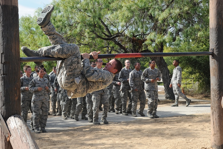 Trainees take final obstacle course run at JBSA-Lackland > Air ...