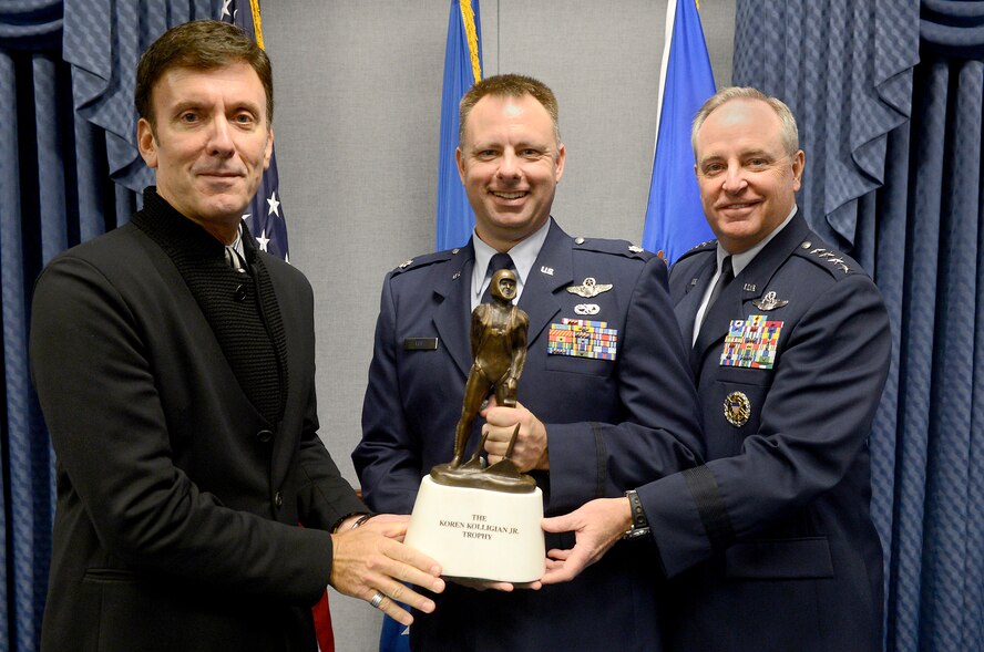 Koren Kolligian II, nephew of Kolligian Trophy's namesake, and Air
Force Chief of Staff Gen. Mark A. Welsh III present this year's trophy to
Lt. Col. William Lee, 96th Flying Training Squadron, Laughlin Air Force
Base, Texas, during in a ceremony, honoring Lee for his acts of safety, Oct.
8, 2014, in the Pentagon.  (U.S. Air Force photo/Scott M. Ash)