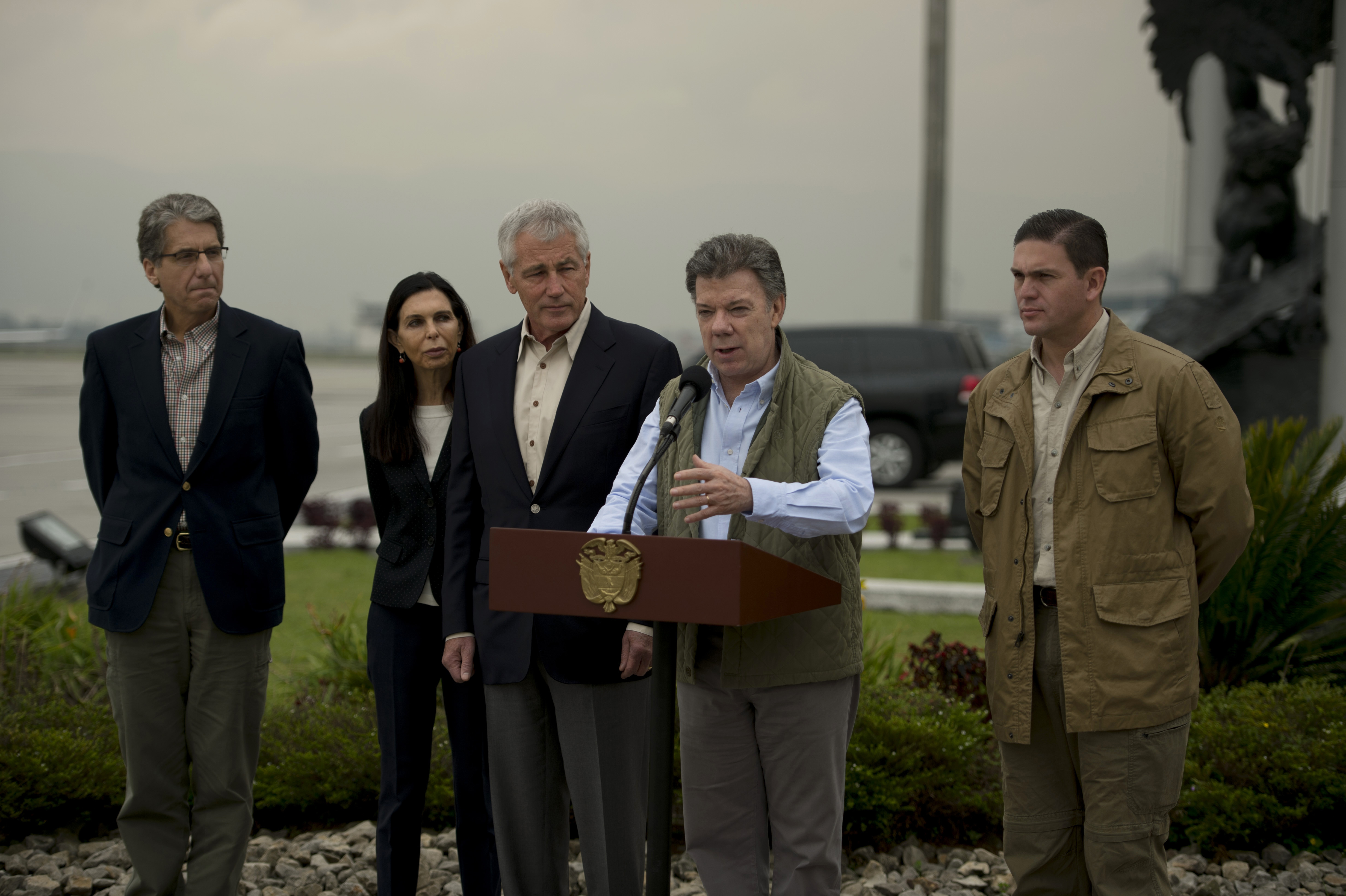 U S Defense Chuck Hagel Second From Left U S Ambassador To Colombia Kevin Whitaker Left And Colombian