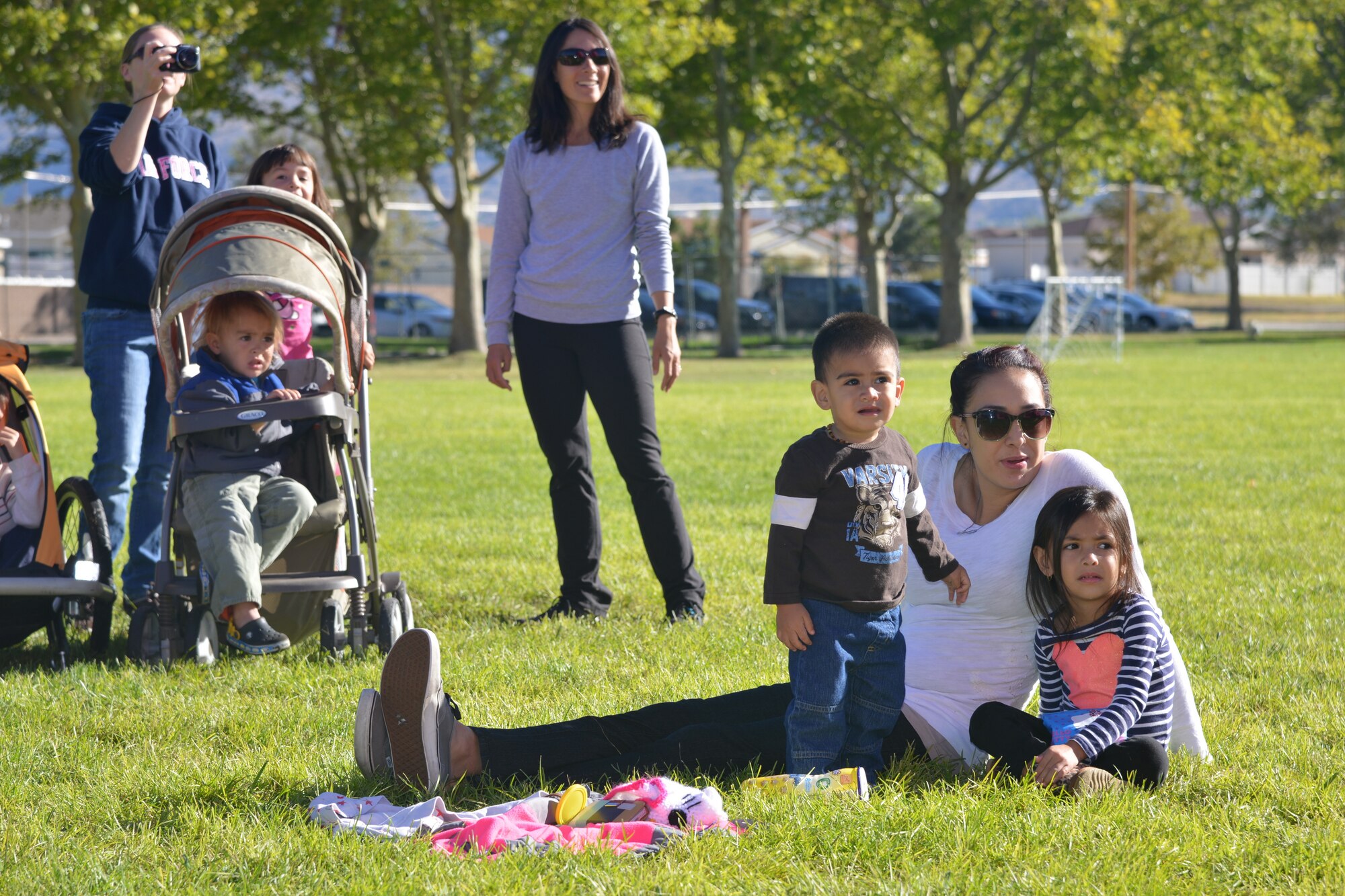 Vanessa Cruz and her children, Westly and Berlin, look at a hot air balloon Oct. 10 at Hardin Field. (Photo by Todd Berenger)