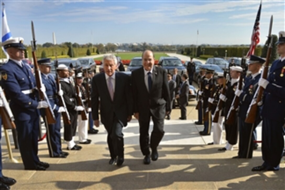 U.S. Defense Secretary Chuck Hagel, left, hosts an honor cordon to welcome Israeli Defense Minister Moshe Yaalon to the Pentagon, Oct. 21, 2014.The two defense leaders met to discuss issues of mutual importance.