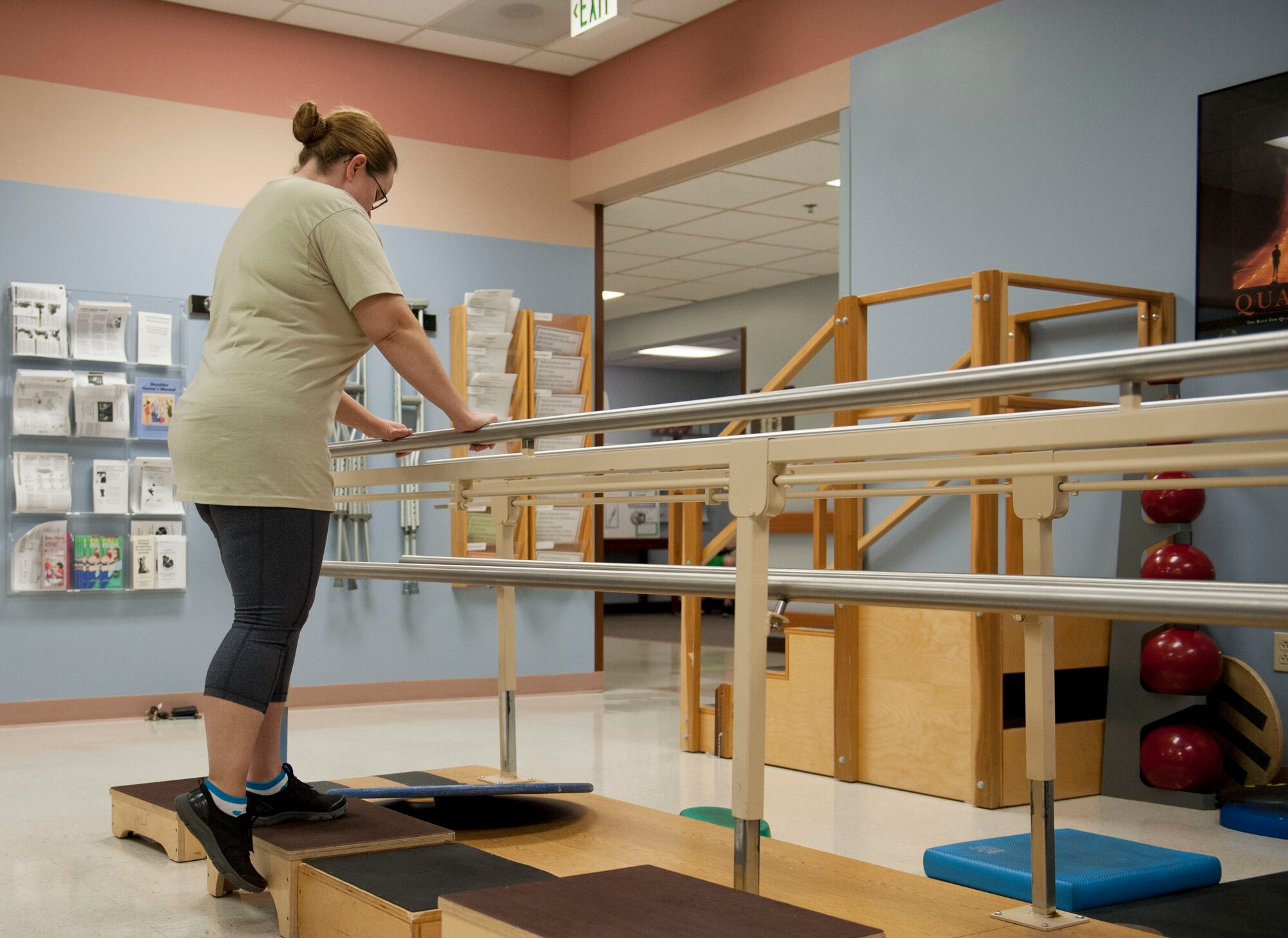 An Airman practices putting weight on an injured knee during a physical therapy session at the Mike O’ Callaghan Federal Medical Center on Nellis Air Force Base, Nev. Oct. 20, 2014. The exercise simulates climbing stairs which engages the body's largest muscle groups to help improve strength. (U.S. Air Force photo by Airman 1st Class Rachel Loftis)  