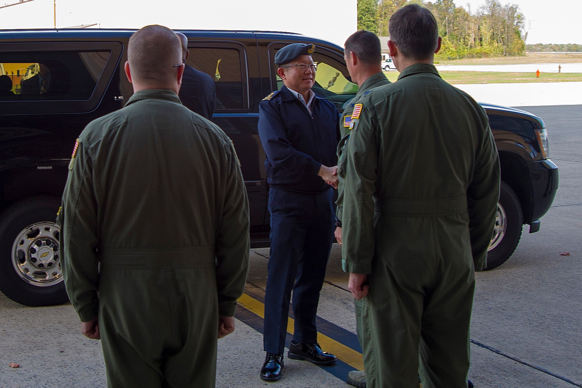 Col. Larry Riddick, 811th Operations Group commander, welcomes Maj. Gen. Hoo Cher Mou, Chief of the Republic of Singapore Air Force, to Joint Base Andrews, Md., Oct. 20, 2014. Mou is visiting U.S. Air Force key programs and receiving briefings from Air Force leaders as a mean to strengthen the coalition relationship. (U.S. Air Force photo/Airman 1st Class Ryan J. Sonnier)