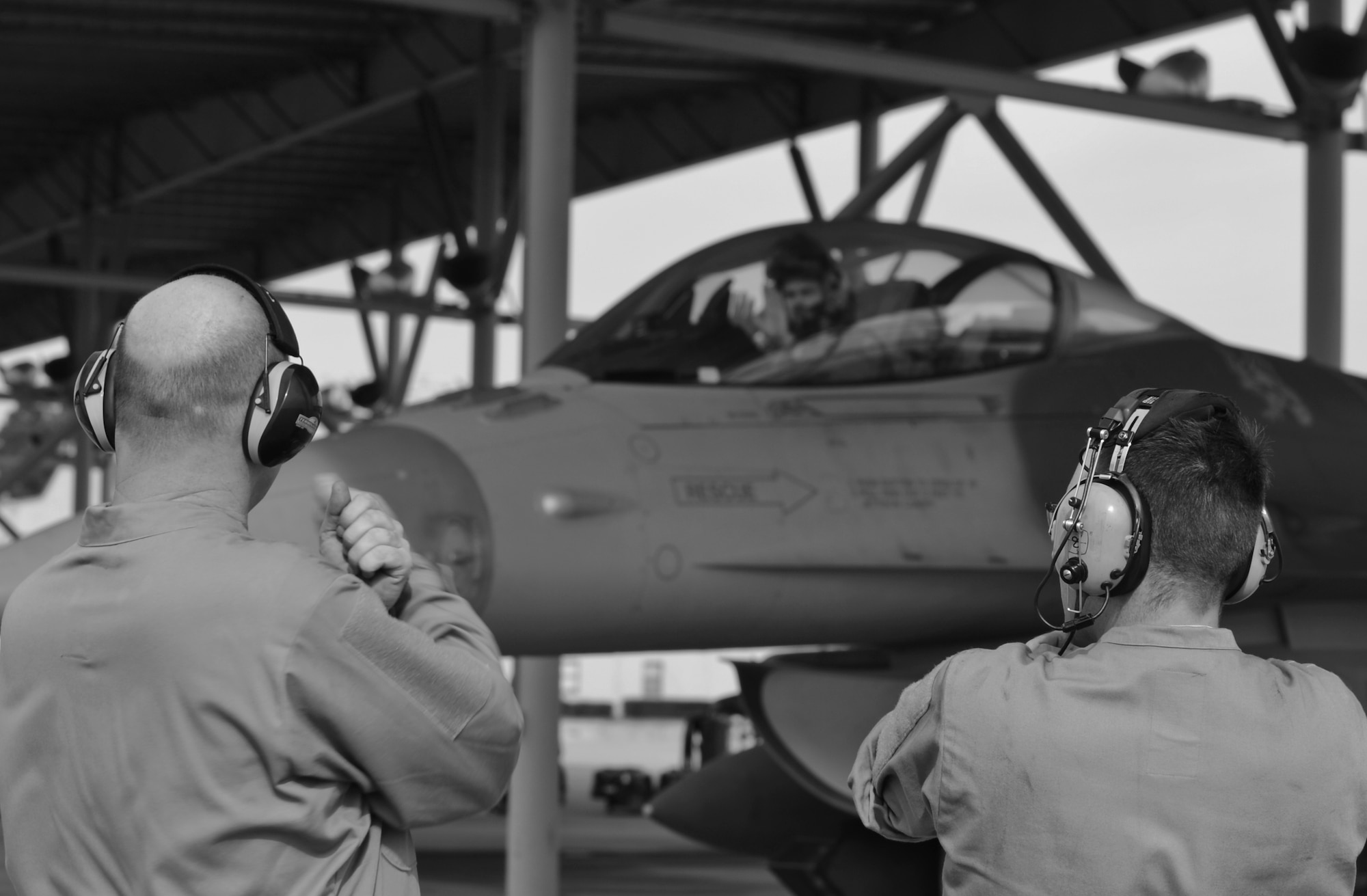 (Left) U.S. Air Force Chief Master Sgt. Charles Mills, 20th Fighter Wing command chief, marshals out an F-16CM Fighting Falcon at Shaw Air Force Base, S.C., Oct. 14, 2014. Mills and other 20th FW leadership will use the knowledge gained from this and similar experiences to better prepare Airmen to meet any challenge anywhere. (U.S. Air Force photo by Senior Airman Tabatha Zarrella/Released)