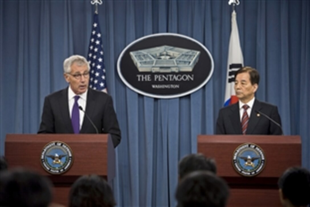 U.S. Defense Secretary Chuck Hagel hosts a joint news conference with South Korean Defense Minister Han Min-koo at the Pentagon, Oct. 23, 2014. 