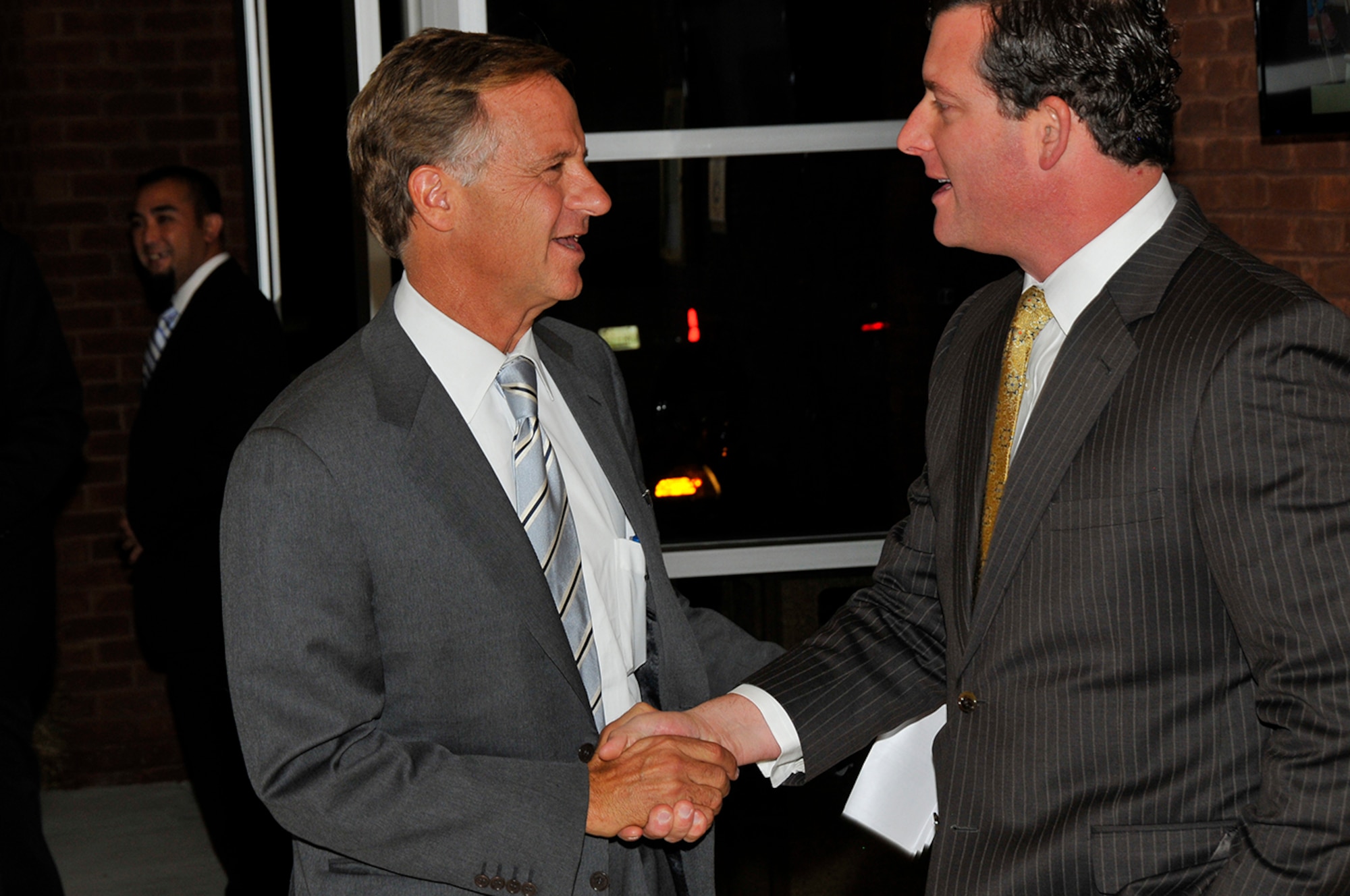 Tennessee Governor Bill Haslam (left) greets Arnold Community Council (ACC) 2014 President Ben Craig at the ACC Annual Dinner on Oct. 23 where Haslam was the event speaker. (Photo by Rick Goodfriend)