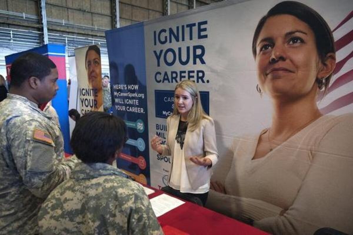 Job fair draws thousands to JBLM > Team McChord > Article Display