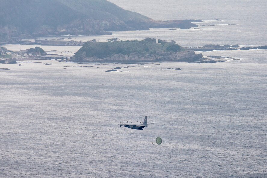 A C-130 Hercules from the 36th Airlift Squadron airdrops simulated humanitarian supplies to a coastal drop zone over Sagami bay, Shizuoka prefecture, Japan, Aug. 31, 2014, during the Shizuoka Comprehensive Disaster Drill. (U.S. Air Force photo by Osakabe Yasuo/Released)