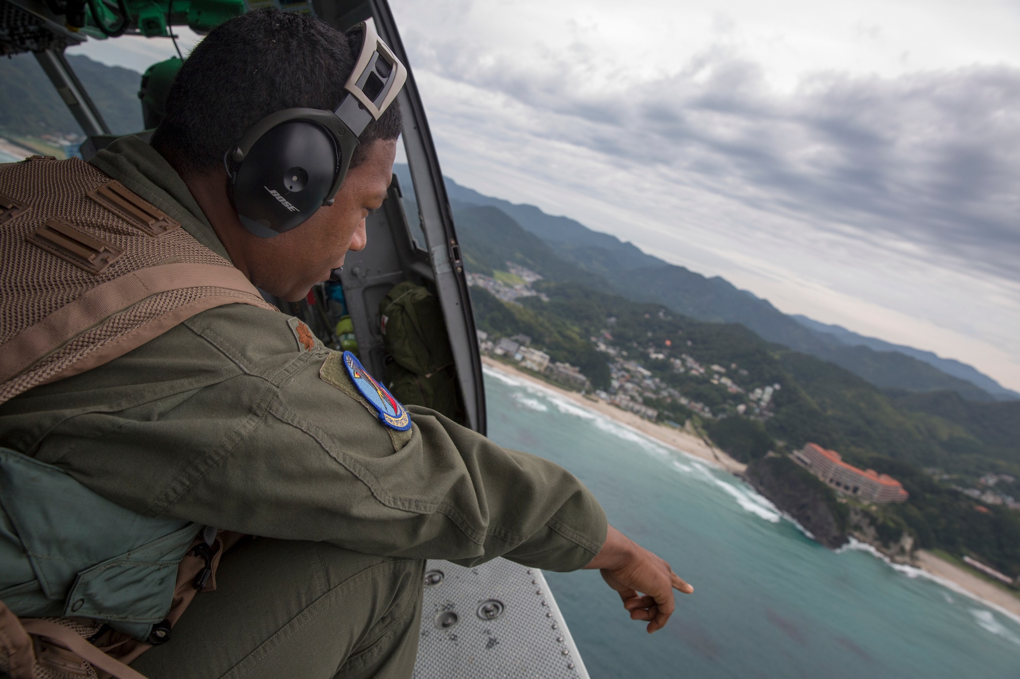 Maj. Zensaku Munn, 374th Operations Support Squadron air mobility liaison officer, points to Sea Dye marking an area in the water near Shimoda, Shizuoka prefecture, Japan, Aug. 31, 2014, during the Shizuoka Comprehensive Disaster Drill. Munn performed relaying drop clearance to the inbound C-130 Hercules from a UH-1N Iroquois during the drill. (U.S. Air Force photo by Osakabe Yasuo/Released)  
