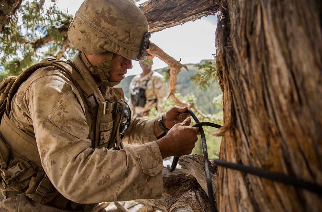 marines-conduct-rappel-assault-training