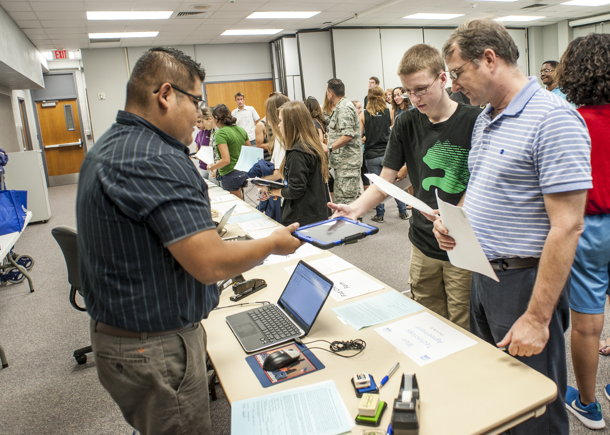 Randolph Field ISD issues iPads to students, classrooms > Joint Base