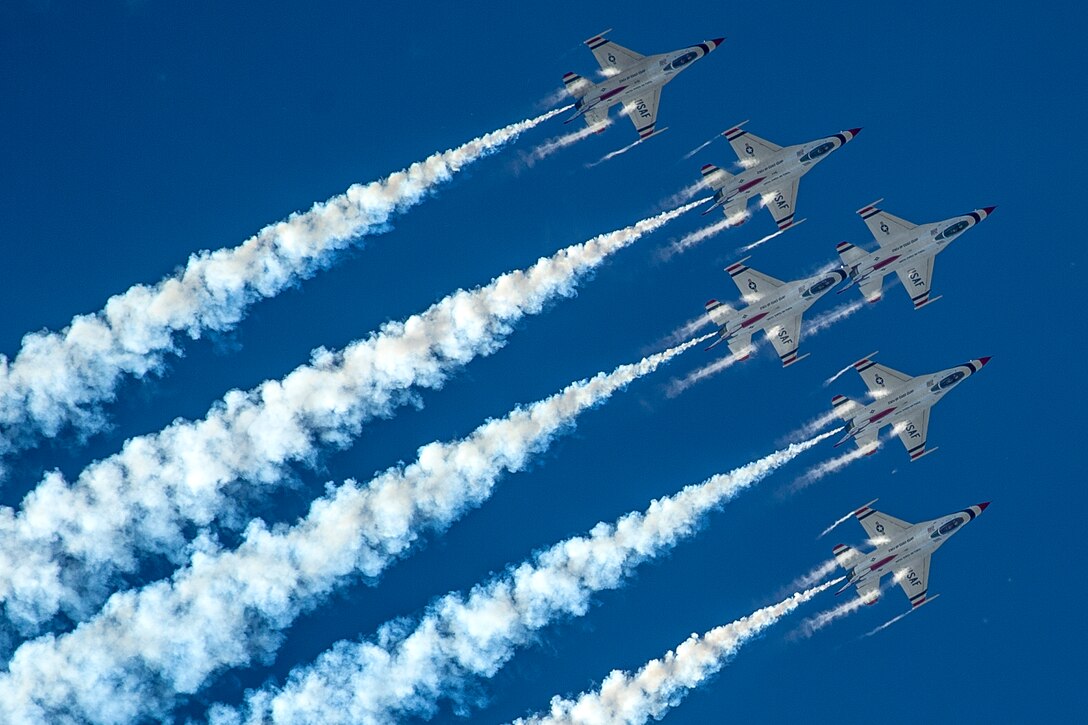 The U.S. Air Force Thunderbirds air demonstration team performs the Delta Loop maneuver during a practice show in Kalispell, Mont., Aug. 29, 2014.
