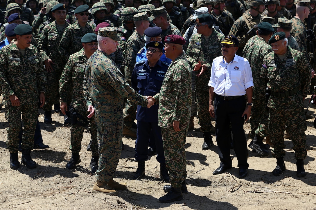 Lt. Gen. John Toolan, right, commander, U.S. Marine Corps Forces, Pacific, shakes hands with Gen. Tan Sri Raja Mohamed Affandi bin Raja Mohamed Noor, Malaysian Chief of Army, at the closing ceremony of Malaysia-United States Amphibious Exercise 2014 at Kg Tanduo Beach, Malaysia, Sept. 2. MALUS AMPHEX 14 is a bilateral exercise between the 11th MEU and Malaysian Armed Forces that includes operational and tactical level training in planning, command and control, and combat service support using both ground and sea assets. (U.S. Marine Corps photo by Gunnery Sgt. Rome M. Lazarus/Released)