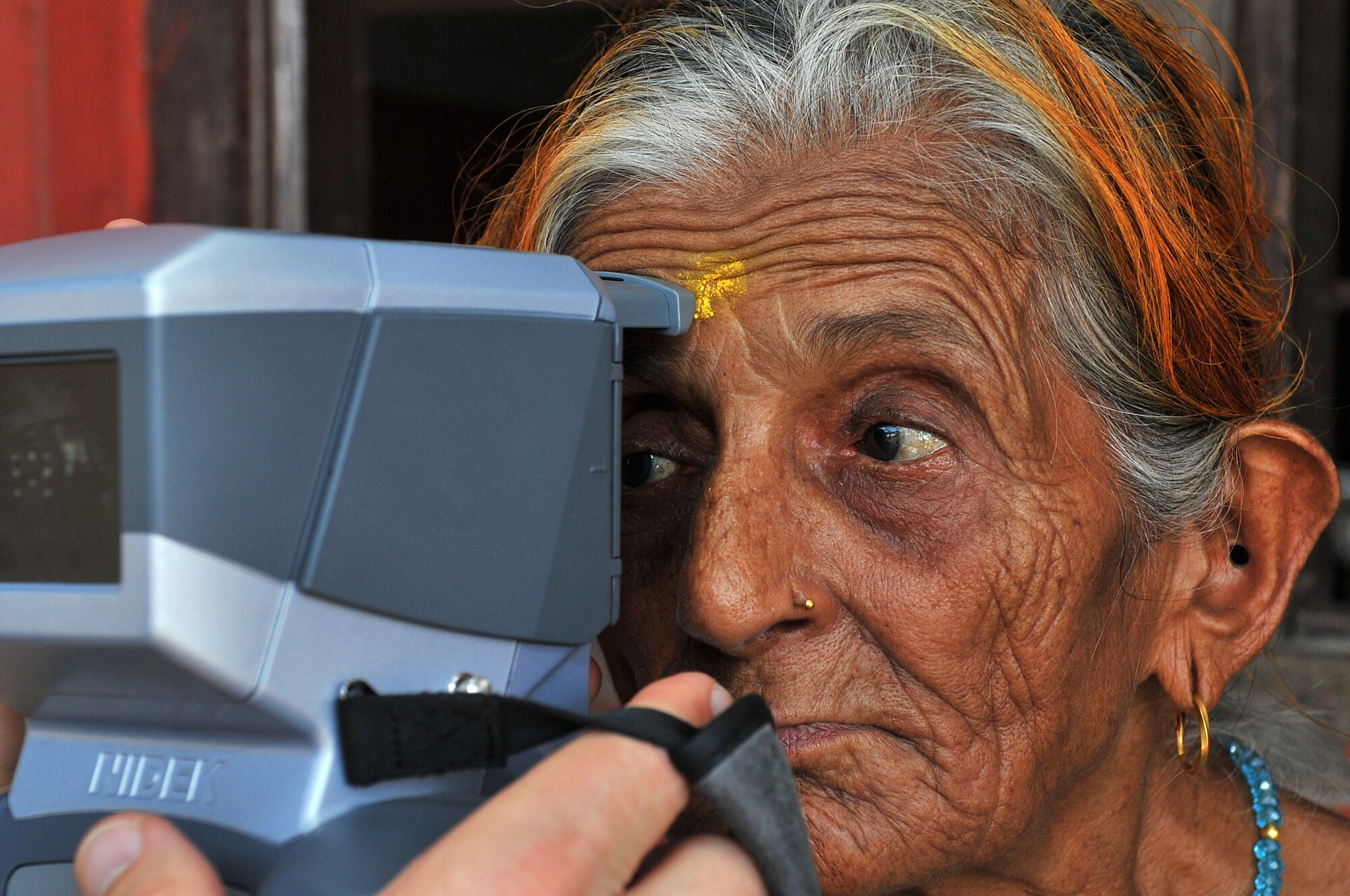 U.S. Air Force Master Sgt. Robert Shaw, Operation Pacific Angel-Nepal optometry technician, performs an auto refraction screening on a patient at a health services outreach site in Manahari, Nepal, Sept. 8, 2014. PACANGEL supports U.S. Pacific Command’s capacity-building efforts by partnering with other governments, non-governmental agencies and multilateral militaries in the respective region to provide medical, dental, optometry and engineering assistance to their citizens. (U.S. Air Force photo by Staff Sgt. Melissa B. White/Released)