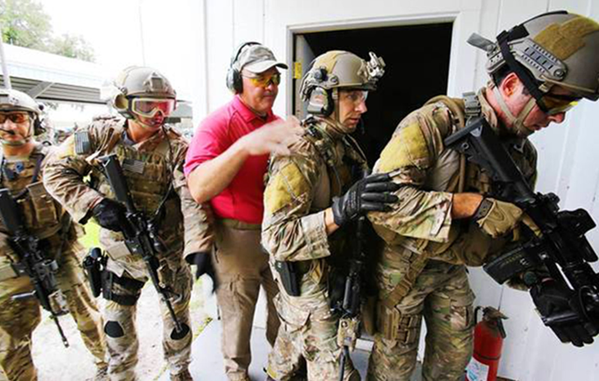 Reserve pararescuemen from the 920th Rescue Wing prepare to enter a live-fire house at the Lake County Sheriff’s Office training facility in Tavares, Fla. Lake County SWAT team commander Sgt. Ralph McDuffie (in red) ran the exercise for the pararescuemen as a trade-off for medical training provided by 920th PJs to the Lake County Sheriff’s Office. (courtesy photo/Tom Benitez – Orlando Sentinel)