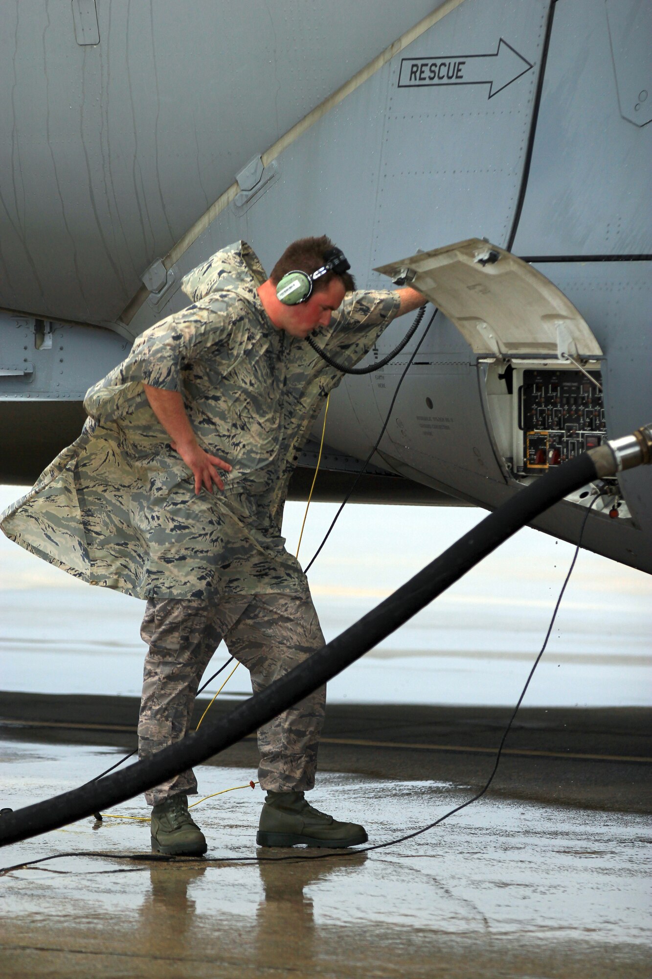 KADENA AIR BASE, Japan – Staff Sgt. Ramon Ahrman, 445th Aircraft Maintenance Squadron electro-environmental systems technician, conducts maintenance check training on a C-17 Globemaster III with Airmen assigned to the 733rd Air Mobility Squadron, Kadena Air Base, Okinawa, Japan, July 27, 2014. (U.S. Air Force photo by Tech. Sgt. Patrick O’Reilly)