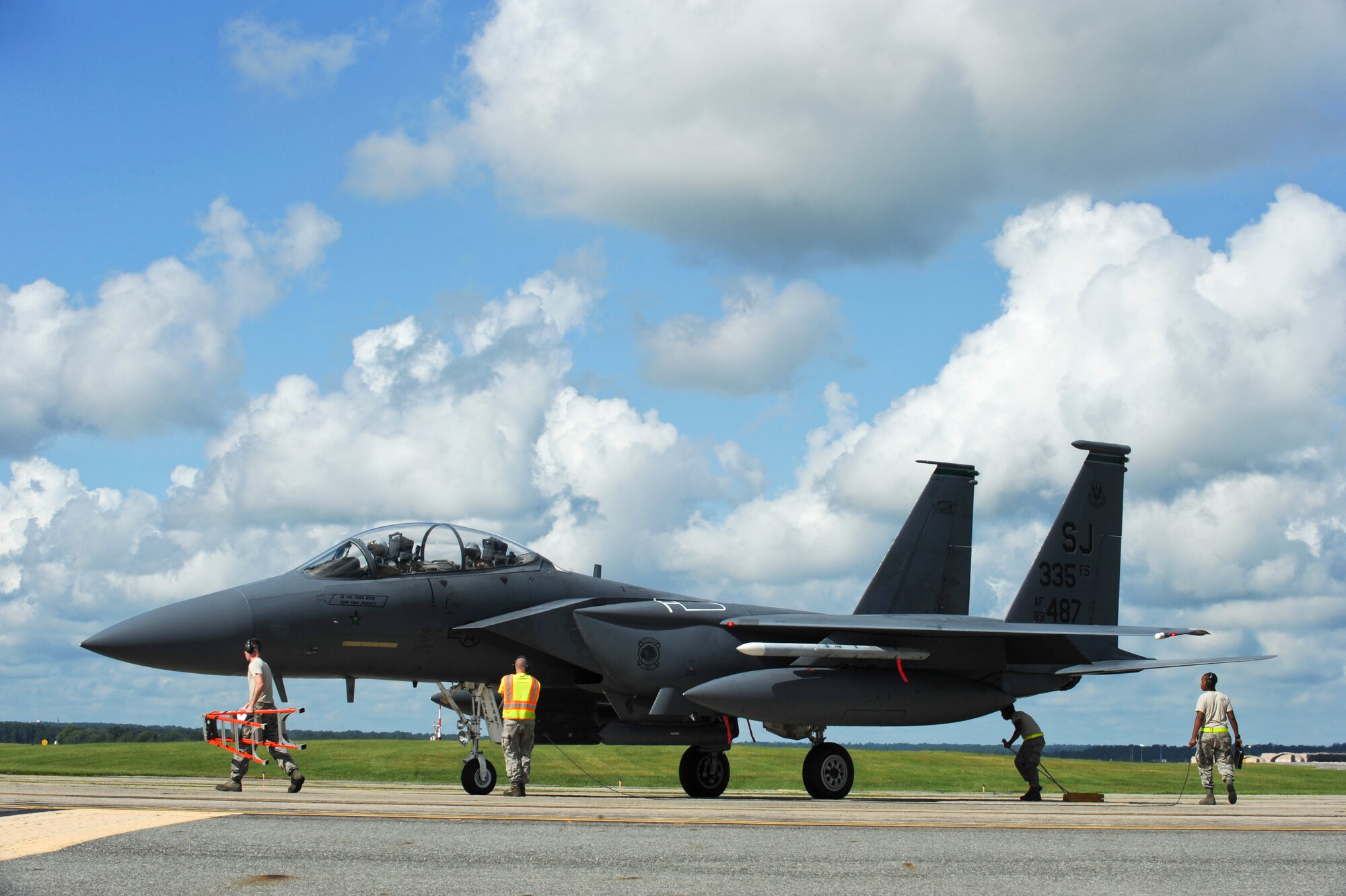 Aircraft maintainers assigned to the 4th Aircraft Maintenance Squadron prepare an F-15E Strike Eagle for flight during exercise Razor Talon on Sep. 5 at Seymour Johnson Air Force Base, North Carolina. During the exercise, 14 Strike Eagles assigned to Seymour Johnson AFB joined 33 aircraft from several installations on the East Coast, including Joint Base Langley-Eustis, Virginia, Shaw Air Force Base, South Carolina, and Marine Corps Air Station Cherry Point, North Carolina. (U.S. Air Force photo/Airman 1st Class Aaron J. Jenne)