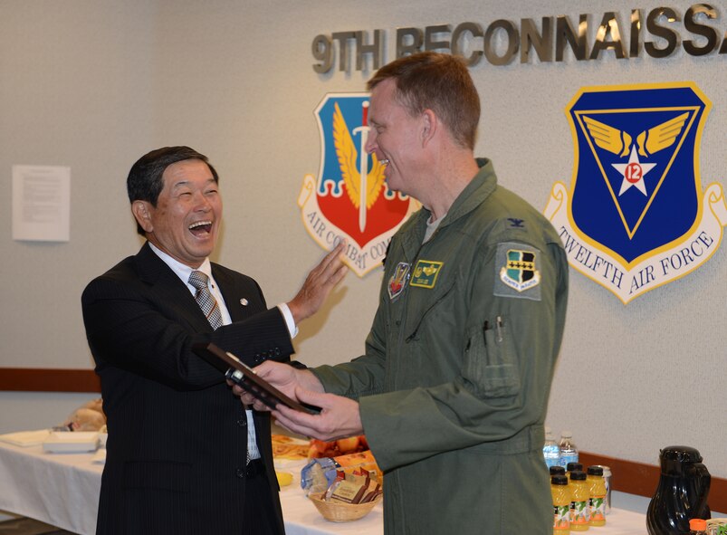 Col. Doug Lee, 9th Reconnaissance Wing commander, exchanges gifts with retired Gen. Kenichiro Hokazono, a delegate of the Japan-American Air Force Goodwill Association, during a visit to Beale Air Force Base, Calif., Sept. 10, 2014. (U.S. Air Force photo by John Schwab/Released)