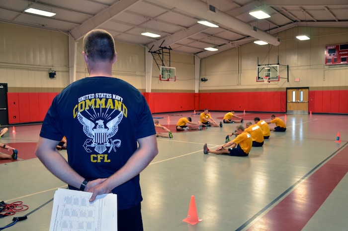 Drew Stallard, Sam's Fitness Center trainer, oversees the Command Fitness Leader certification training Sept. 12, 2014, at Sam's Fitness Center on Joint Base Charleston, S.C. (U.S. Air Force photo/Jessica Donnelly)