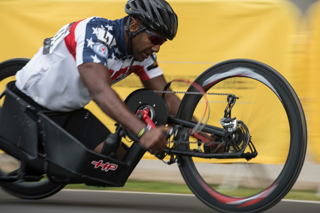 U.S. Army Staff Sgt. Alfredo De Los Santos competes in the men’s circuit race hand bike event during the Invictus Games at the Lee Valley Velo Park in London, Sept. 13, 2014. 