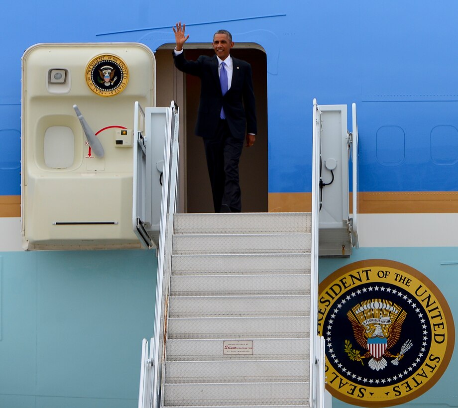 President Barack Obama disembarks Air Force One at MacDill Air Force Base, Fla, Sept. 16, 2014. The President will receive briefings from top commanders at U.S. Central Command, and thank the men and women who will partner with others in the region to carry out his strategy to degrade and defeat Islamic State of Iraq and the Levant. (U.S. Air Force photo by Senior Airman Shandresha Mitchell/ Released)