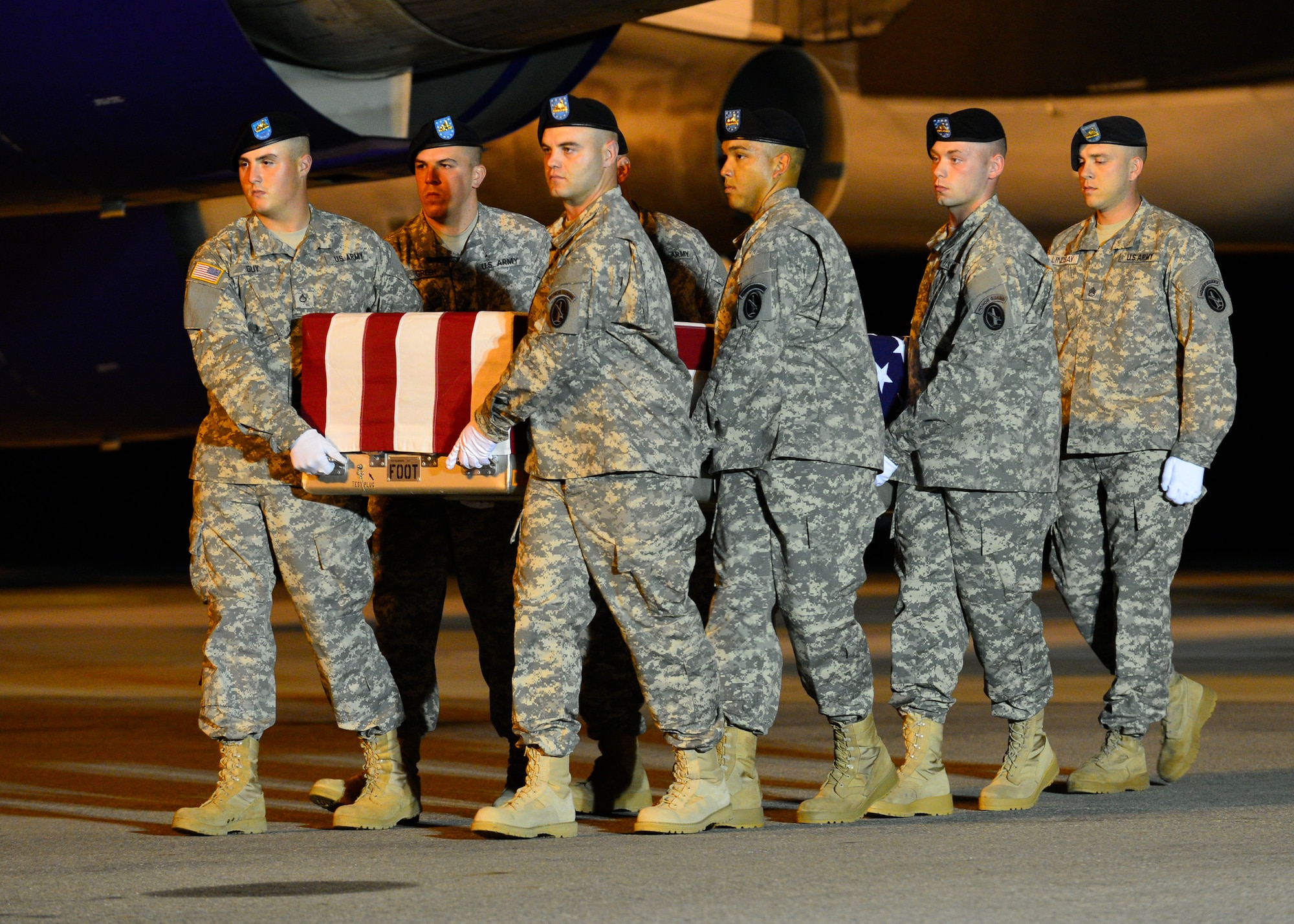 A U.S. Army carry team transfers the remains of Army Maj. Michael J. Donahue of Columbus, Ohio, Sept. 17, 2014, at Dover Air Force Base, Del. Donahue was assigned to the Headquarters and Headquarters Battalion, XVII Airborne Corps, Fort Bragg, N.C. (U.S. Air Force photo/Airman 1st Class William Johnson)