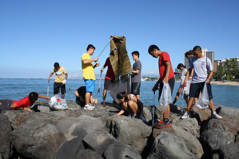More than 40 volunteers including about 20 Punahou Army JROTC cadets picked up trash at Fort DeRussy in Waikiki in honor of National Public Lands Day and International Coastal Cleanup Day. The Corps of Engineers’ Pacific Regional Visitor Center coordinated the event that was supported by Corps employees, Delta Sigma Theta Sorority, and the Punahou Junior ROTC cadets.   

