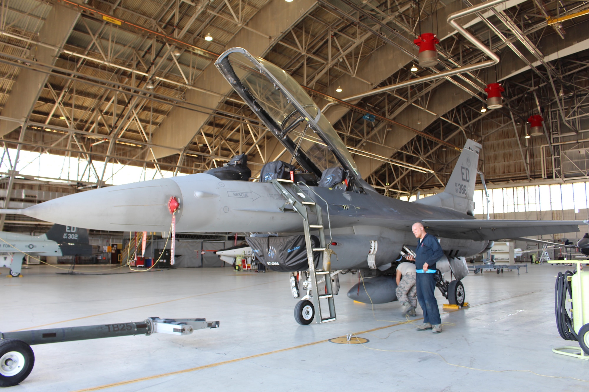 Staff Sgt. Joseph Musil, F-16 crew chief, radios in “tow complete” the Maintenance Operations Center after an F-16 was towed to Hangar 1207. (U.S. Air Force photo by Dawn Waldman)