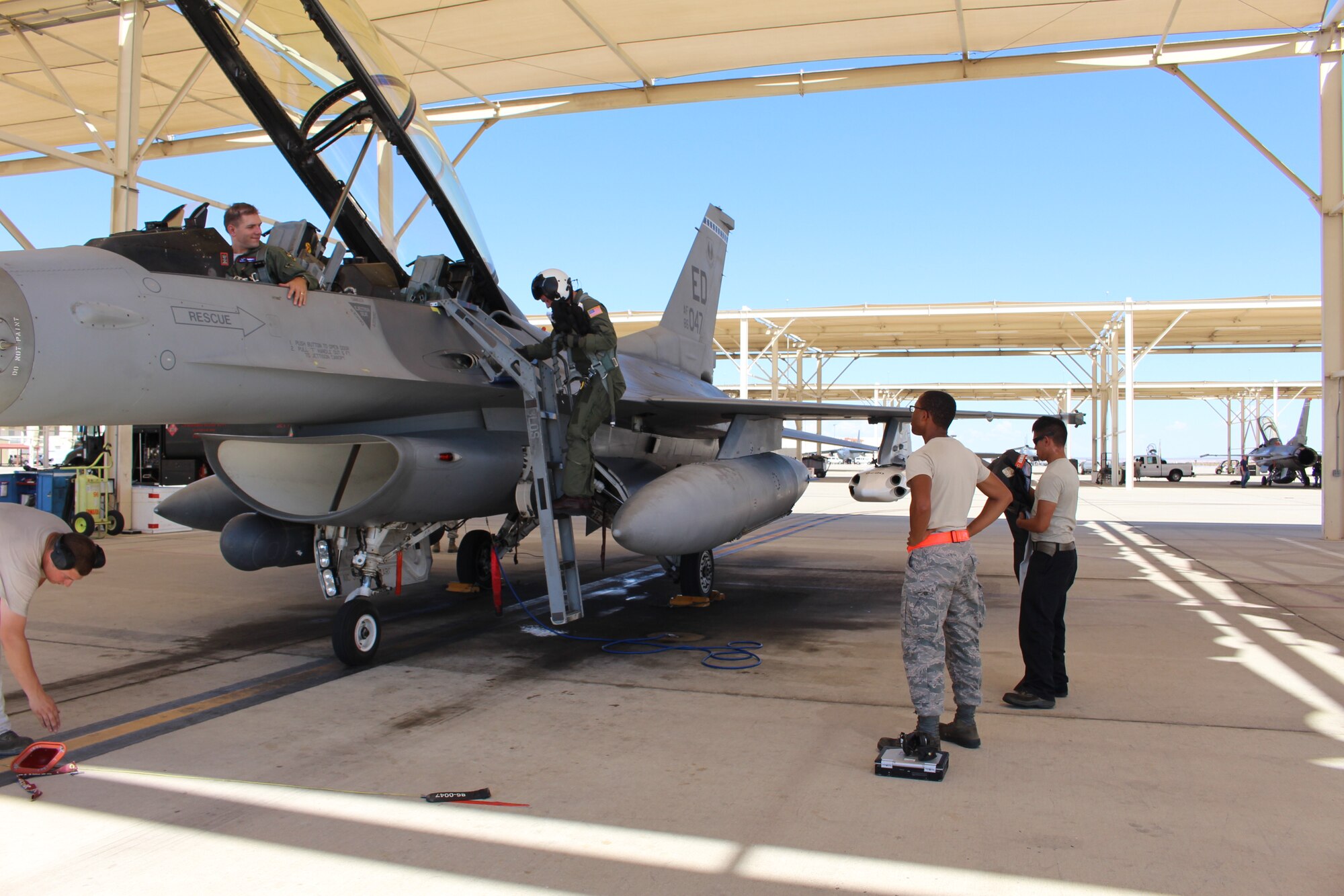 412th Aircraft Maintenance Squadron Shadow Team members work to recover an F-16 following a U.S. Air Force Test Pilot School familiarization flight for a U.S. Navy test pilot. (U.S. Air Force photo by Dawn Waldman)