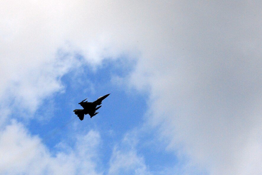 A 20th Fighter Wing pilot takes off in an F-16CM Fighting Falcon at Shaw Air Force Base, S.C., Sept. 23, 2014. Shaw has three fighter squadrons with a total of 82 F-16s. (U.S. Air Force photo by Airman 1st Class Diana M. Cossaboom/Released)
