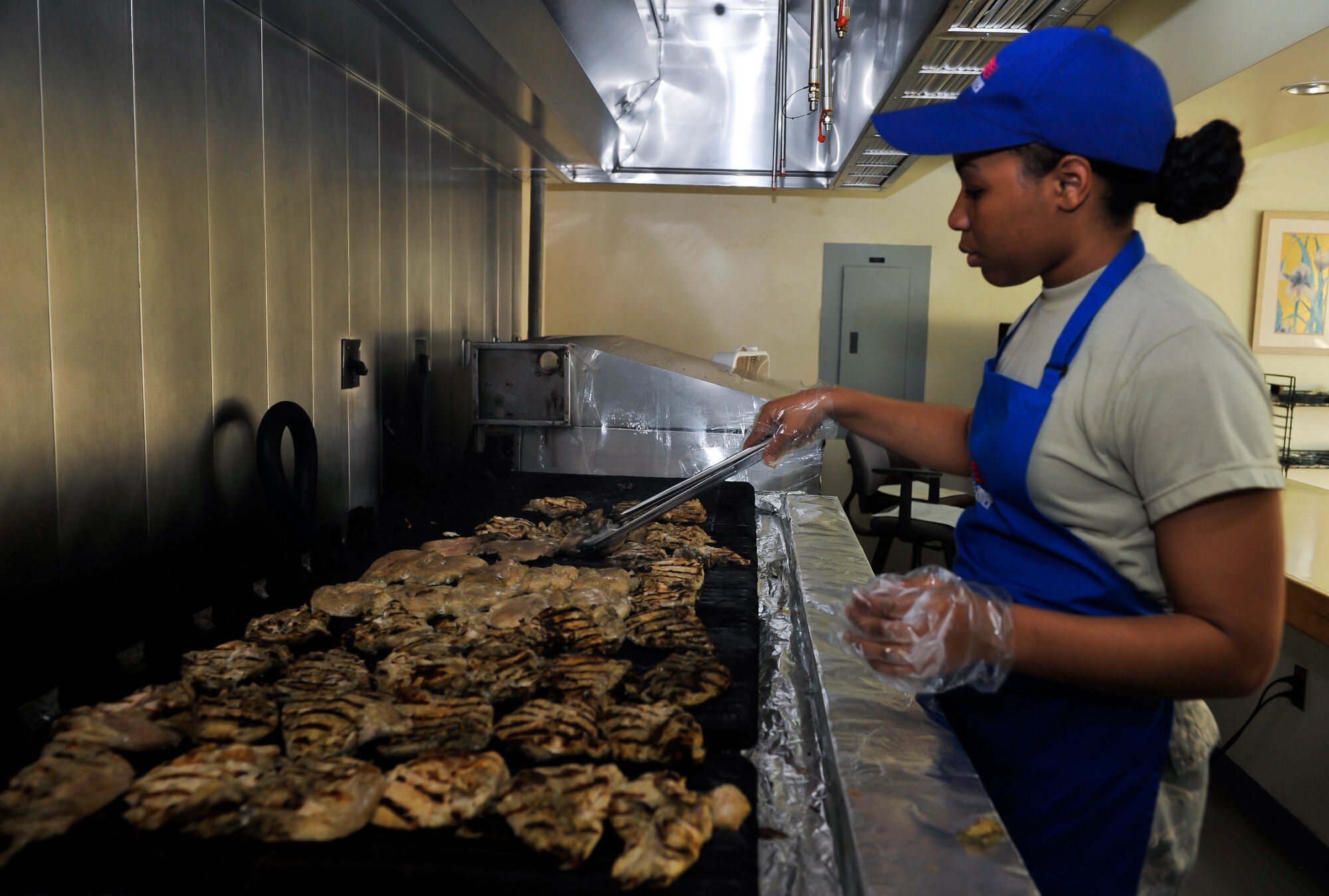 Airman 1st Class Audrionna A. Wise, 51st Force Support Squadron food service apprentice, cooks chicken for dinner at the Ginko Tree Dining Facility Sept. 9, 2014, on Osan Air Base, Republic of Korea. Wise is this week's Airman Spotlight winner. (U.S. Air Force photo by Senior Airman David Owsianka)