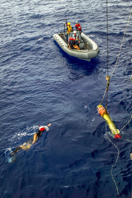 U.S. sailors aboard the guided-missile destroyer USS Fitzgerald help to retrieve an MK 46 training torpedo during Valiant Shield 2014 in the Pacific Ocean, Sept. 17, 2014.
