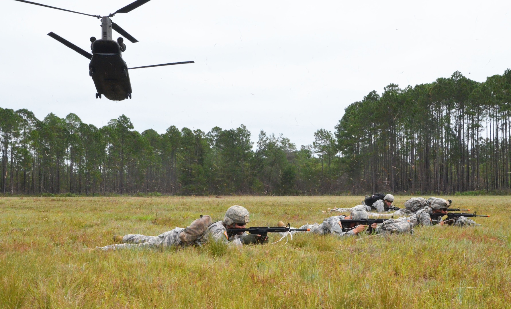A CH-47 Chinook helicopter flies away after dropping off Soldiers of the Florida and Wisconsin National Guards during the Pathfinder Course field training exercise at Camp Blanding Joint Training Center, Fla., Sept. 24, 2014. 
