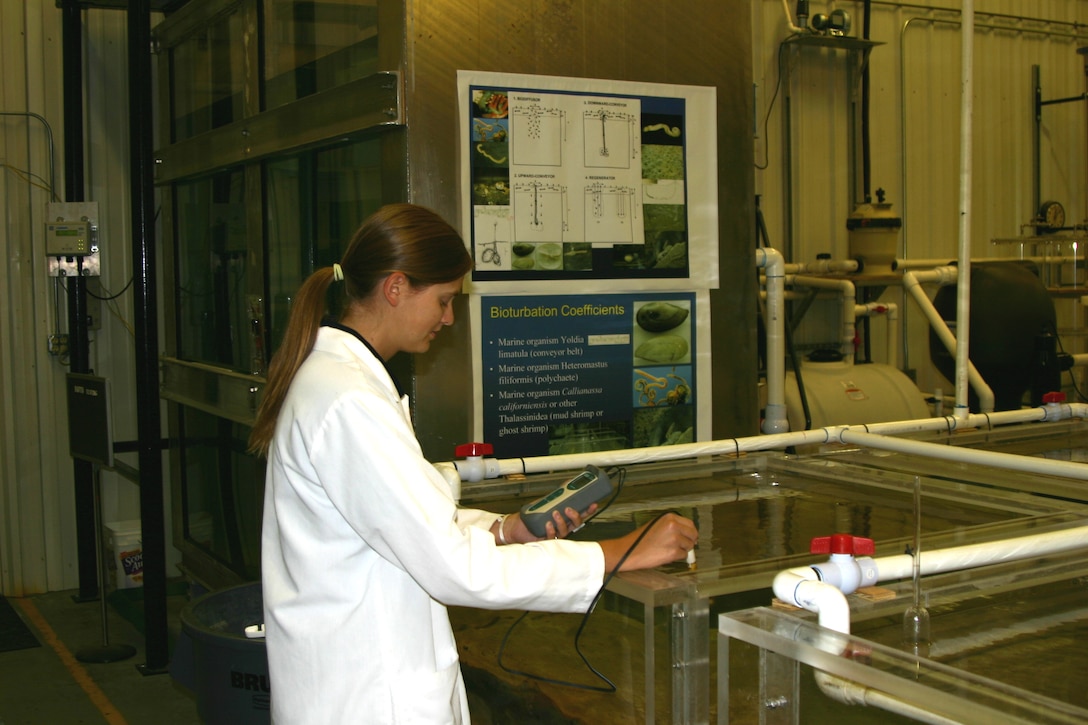 Intern Elizabeth Bruns conducting bioturbation experiments at the Sediment Research Laboratory.