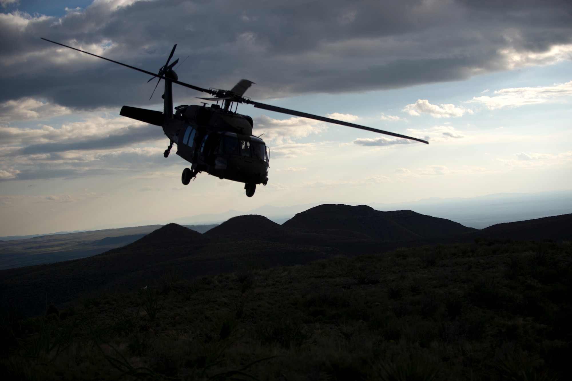 A U.S. Army UH-60M Black Hawk Helicopter flies overhead during a training exercise at Holloman Air Force Base, N.M, 25 Sept. Soldiers from the 101st Airborne Division use the Holloman and White Sands Missile Range training ranges to conduct a Hostile Environment Medical Training Course, designed specifically for Close Protection Operations during deployments to high threat regions throughout the world. (U.S. Air Force photo by Airman 1st Class Chase Cannon/ Released)

