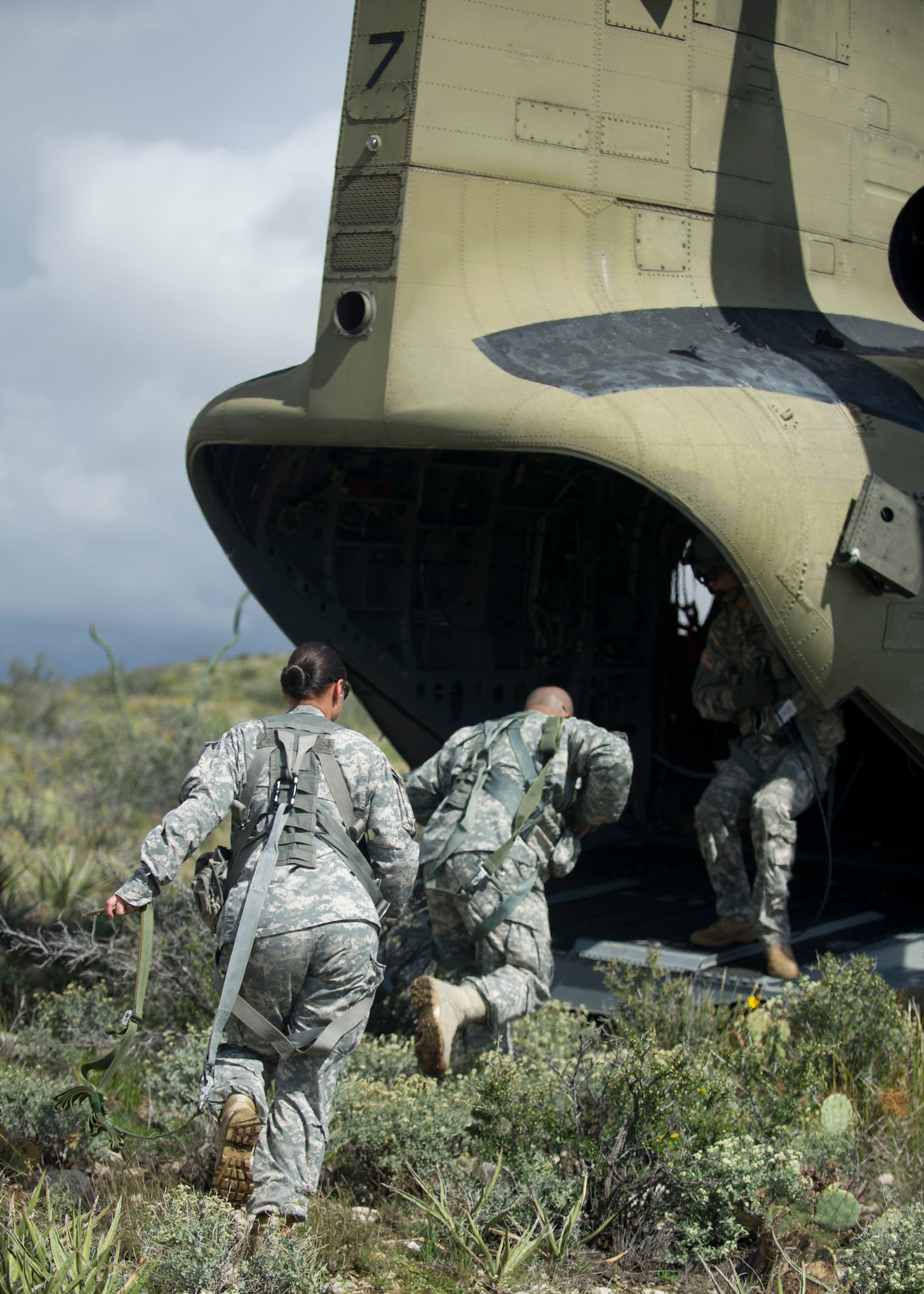 Members from the 1st Battalion, 101st Combat Aviation Brigade, 101st Airborne Division (Air Assault), run back into the U.S. Army CH-47 Chinook for takeoff during a training exercise over Fort Bliss, Texas, Sept. 23. Soldiers from the 101st Airborne Division use the Holloman and White Sands Missile Range training ranges to conduct a Hostile Environment Medical Training Course, designed specifically for Close Protection Operations during deployments to high threat regions throughout the world. (U.S. Air Force photo by Senior Airman Leah Ferrante/Released)