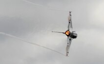 A U.S. Air Force Thunderbird executes a hard bank during the California International Air Show in Salinas, Calif., Sept. 28, 2014. The U.S Air Force Aerial Demonstration Team has utilized the F-16 fighter aircraft since 1982. (U.S. Air Force photo by Staff Sgt. Robert M. Trujillo/Released)
