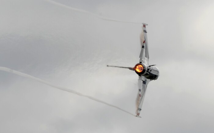 A U.S. Air Force Thunderbird executes a hard bank during the California International Air Show in Salinas, Calif., Sept. 28, 2014. The U.S Air Force Aerial Demonstration Team has utilized the F-16 fighter aircraft since 1982. (U.S. Air Force photo by Staff Sgt. Robert M. Trujillo/Released)