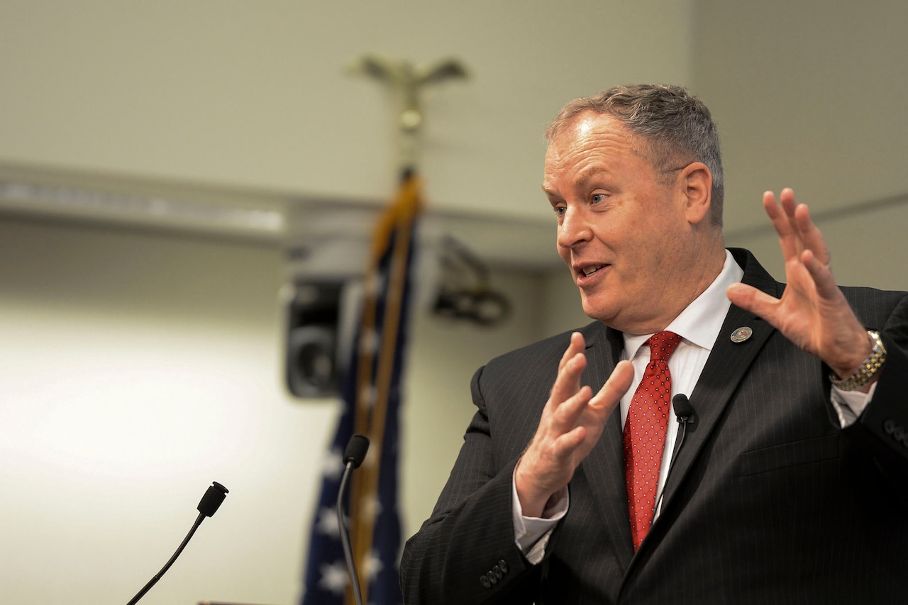 Deputy Defense Secretary Bob Work speaks to the Council on Foreign Relations in Washington, D.C., Sept. 30, 2014. DoD photo by U.S. Navy Petty Officer 2nd Class Sean Hurt