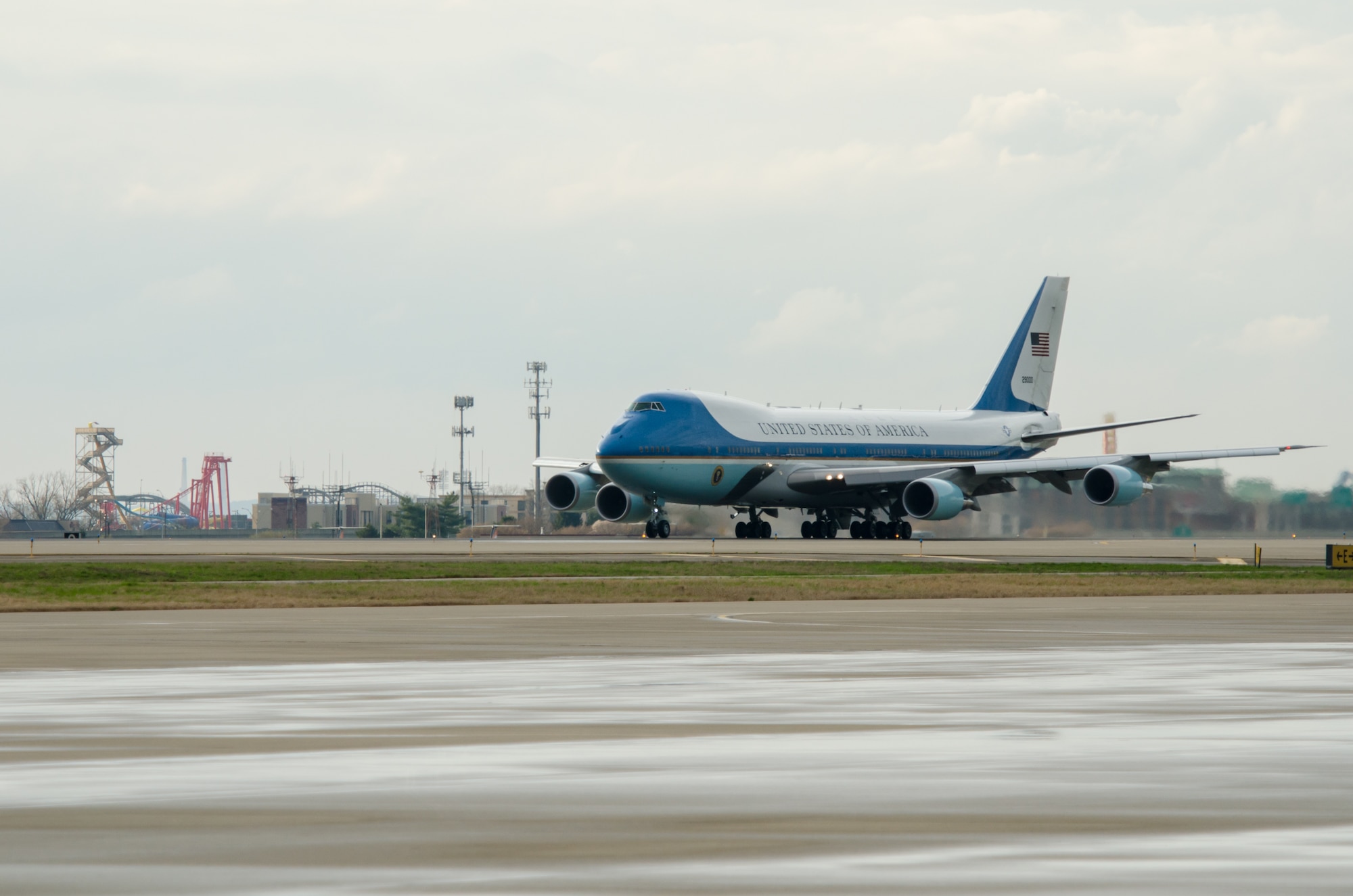 President Barack Obama departs the Kentucky Air National Guard Base in Louisville, Ky., aboard Air Force One April 2, 2105. Obama was in town to discus job training and economic development during a visit to Indatus, a Louisville technology company that focuses on cloud-based applications. (U.S. Air National Guard photo by Maj. Dale Greer)
